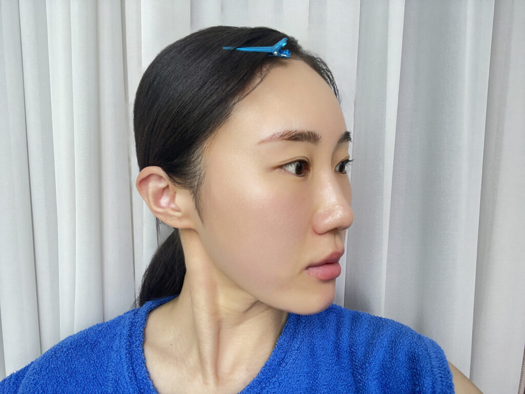 Dewy skin after applying sunscreen for dry skin