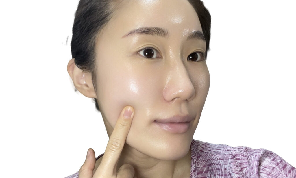 Natural light photo showing Theraderm Silky Nude sunscreen's dewy skin finish